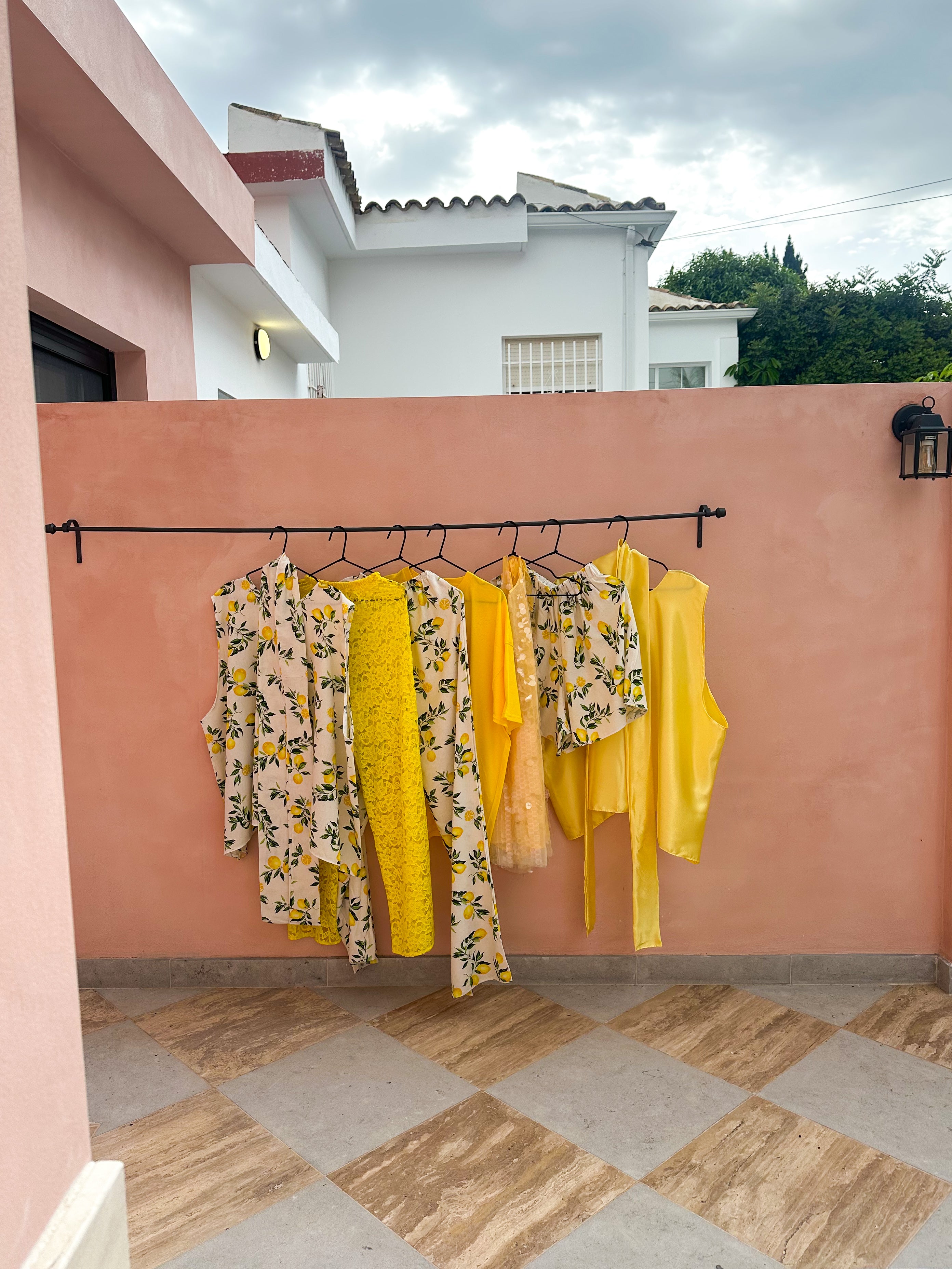 The Sorrento Runner Shorts In Scattered Lemon Print