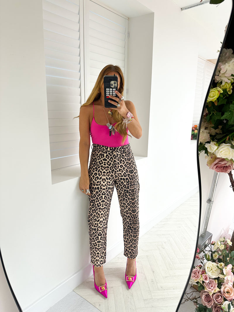 mirror selfie of model wearing hot pink lycra bodysuit with scoop neckline and thin straps styled with leopard print jeans